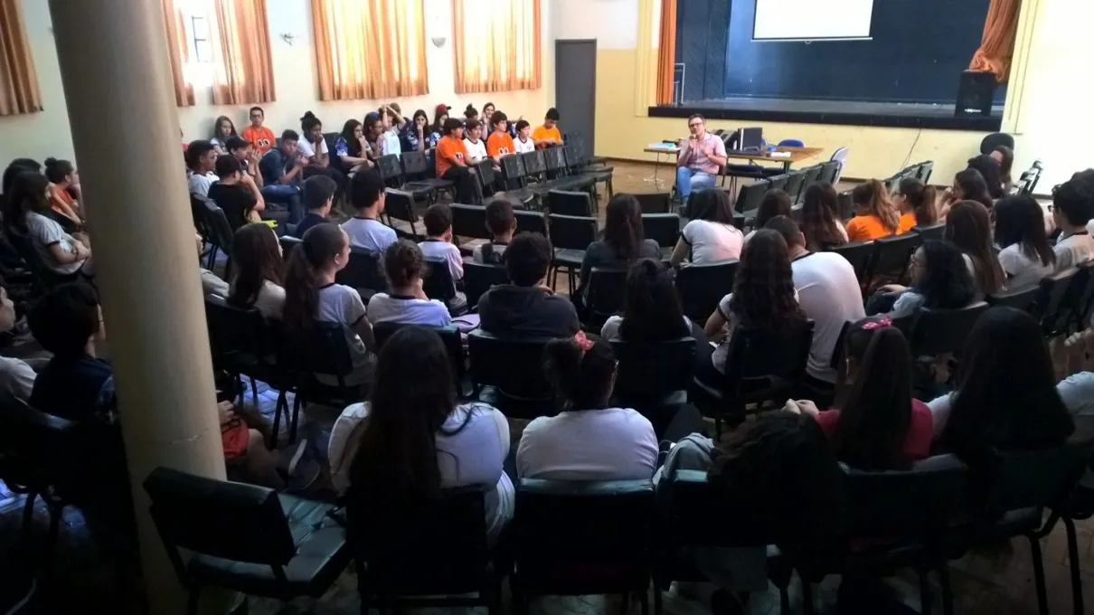 NRE de Maringá reuniu gestores e professores para uma palestra sobre comunicação não violenta nos meios virtuais - Foto: AEN