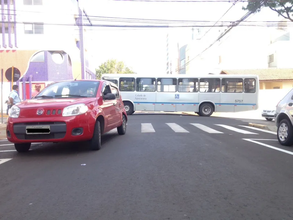 Acidente entre carro e ônibus no centro de Apucarana. Foto: Maicon Sales