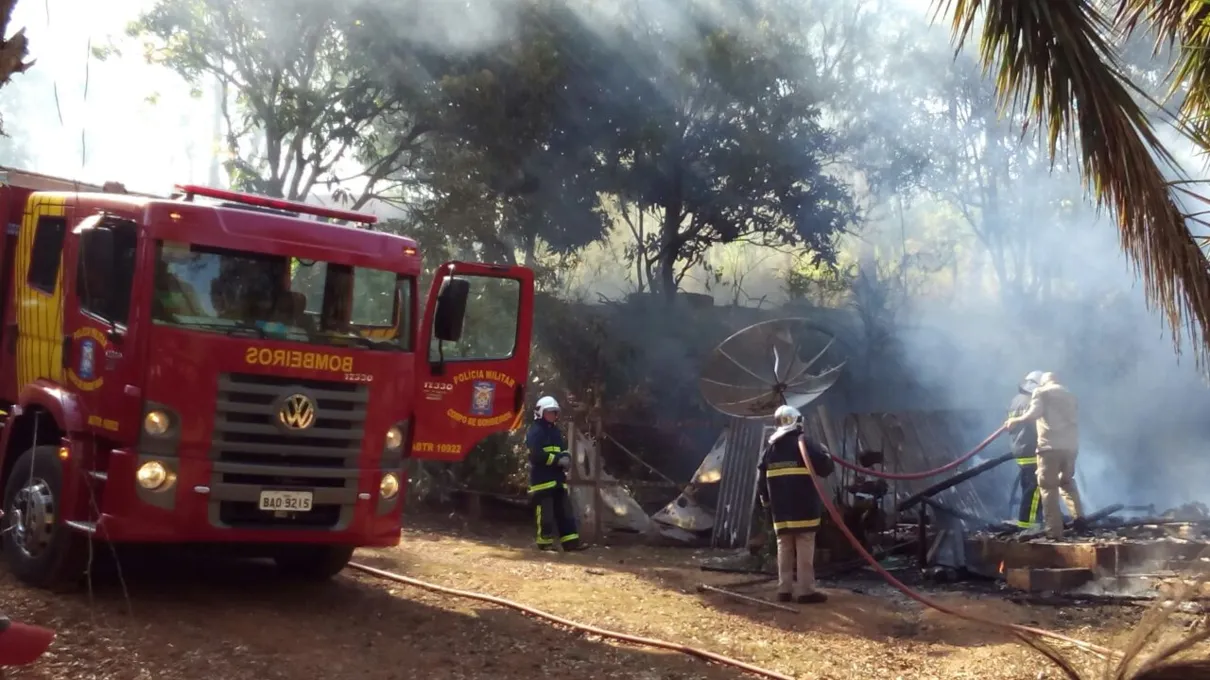 Corpo de Bombeiros conseguiu apagar o incêndio, porém, imóvel foi destruído. Foto: Colaboração/Cláudio Henrick