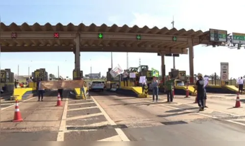 Moradores fazem novo protesto contra fechamento de desvio de praça de pedágio 