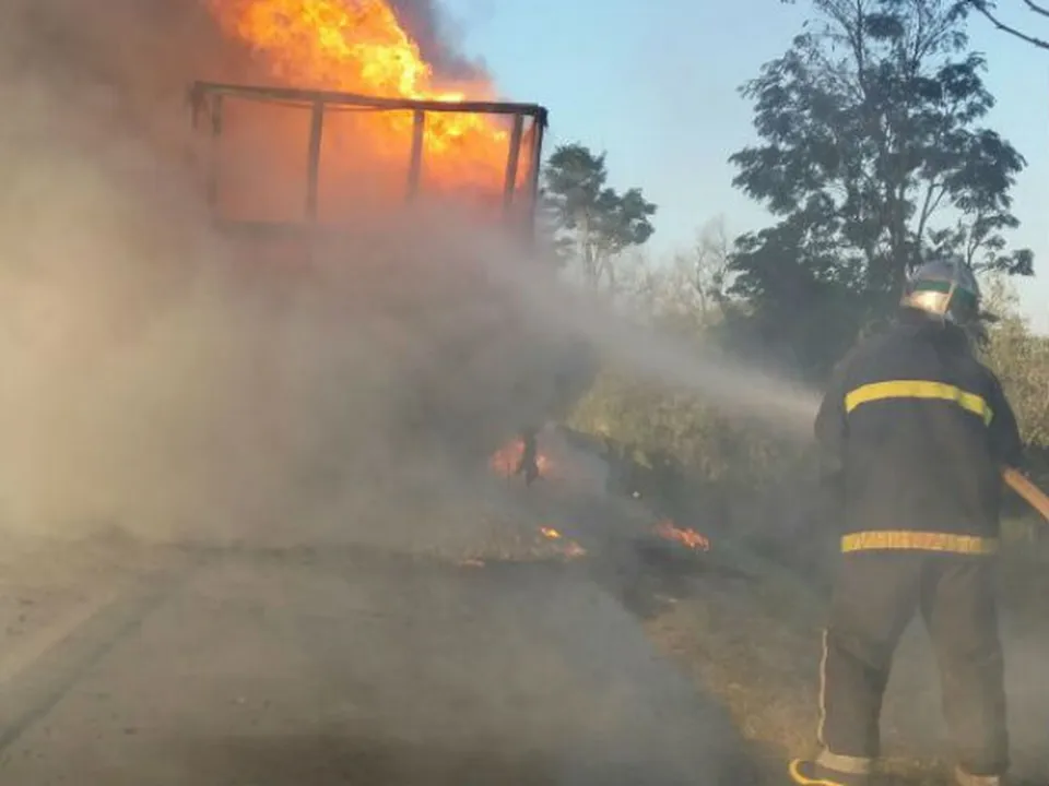 Caminhão carregado com dinamite pegou fogo na PR-092, no Paraná - Foto: Divulgação/Bombeiros 