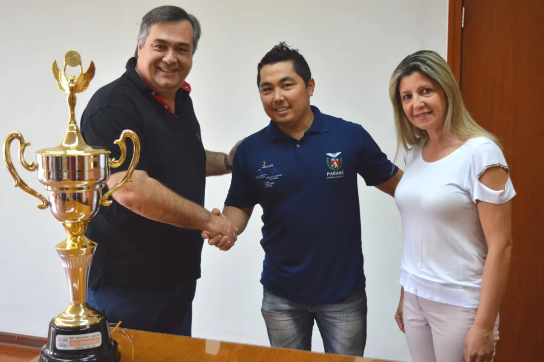 Prefeito Beto Preto recebeu o troféu de vice-campeão dos Javis, das mãos da secretária Jossuela Pinheiro e do coordenador técnico Anderson Namba