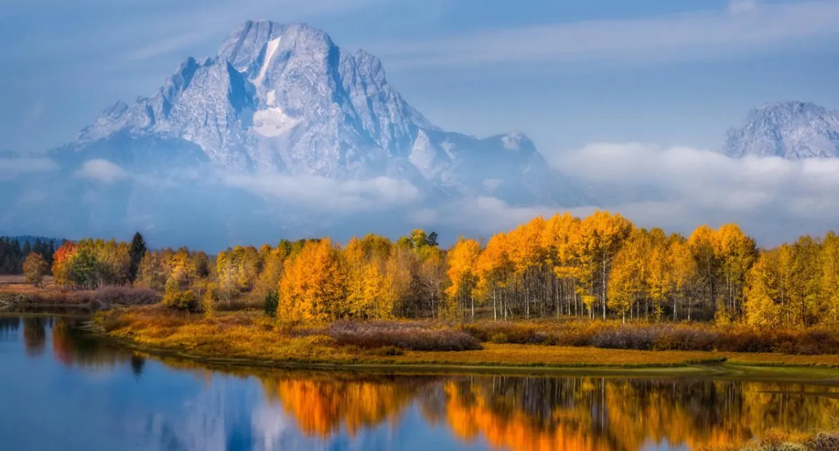 Os EUA tem belas paisagens:, como o Mount Moran e folhagem de outono refletida no lago do Grand Teton National Park - Foto: VisiteOsUSA/Imagem ilustrativa