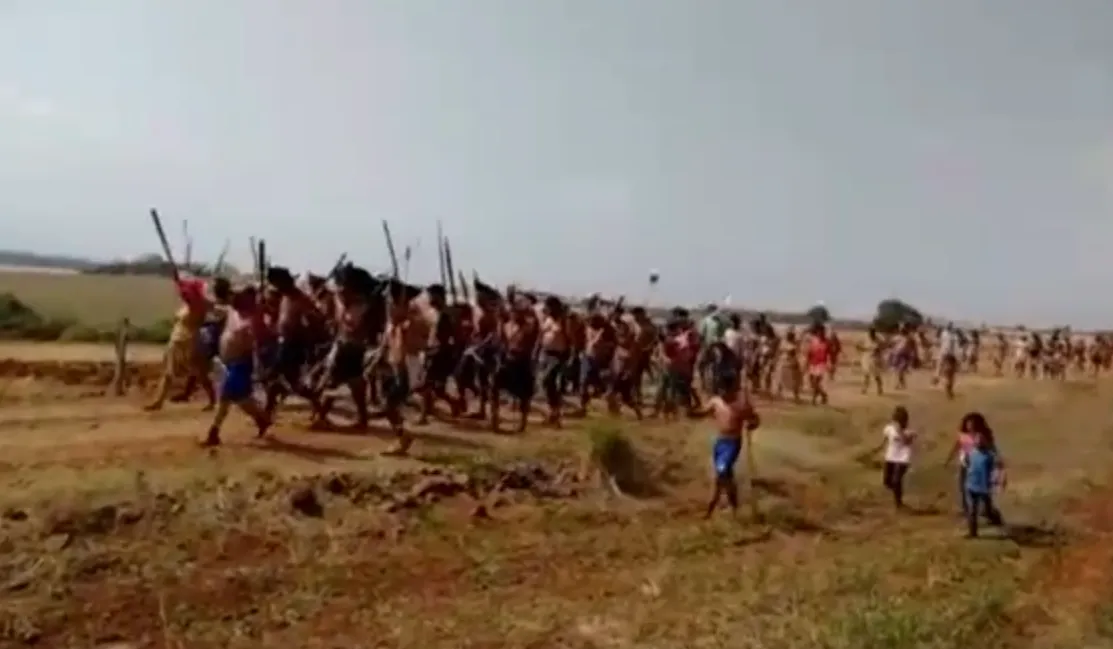 Cerca de 200 índios invadiram a propriedade rural na manhã desta terça-feira. Foto: Reprodução/G1