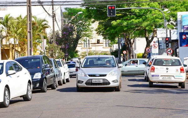 Rua Coronel Luiz José dos Santos, ponto crítico no trânsito do centro, terá tráfego em mão única | Foto: Delair Garcia
