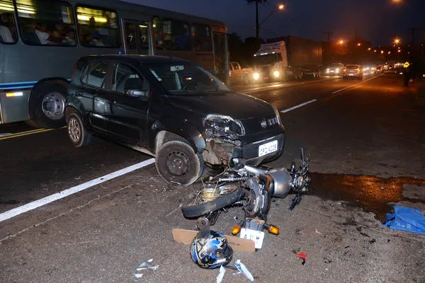 Acidente envolveu Uno e moto na Avenida Brasil (Foto: Sérgio Rodrigo)