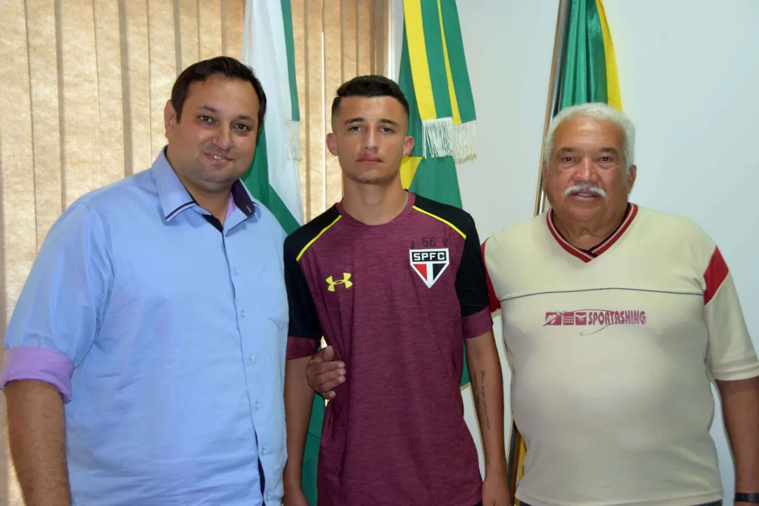Leandro Junior acompanhado do primeiro tecnico visita o prefeito Reinaldo Grola (Foto/Ivan Maldonado)