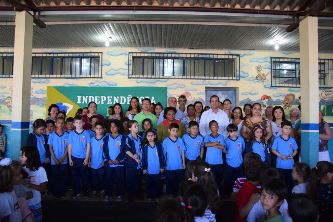 Prefeitura de Jardim Alegre entrega kit uniforme para 1.3 mil alunos