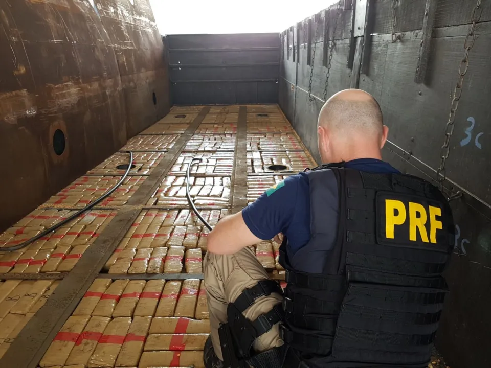 Droga estava escondida no meio da carga de milho. Foto: Divulgação/PRF