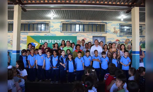 Prefeitura de Jardim Alegre entrega kit uniforme para 1.3 mil alunos