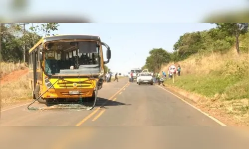 
							Professora fica ferida após acidente entre carro e ônibus escolar 
						
						