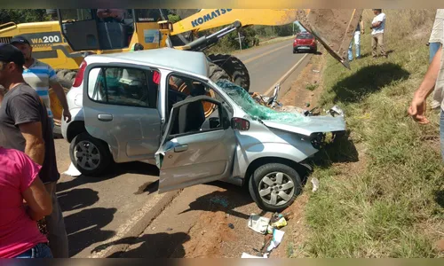 Professora fica ferida após acidente entre carro e ônibus escolar 
