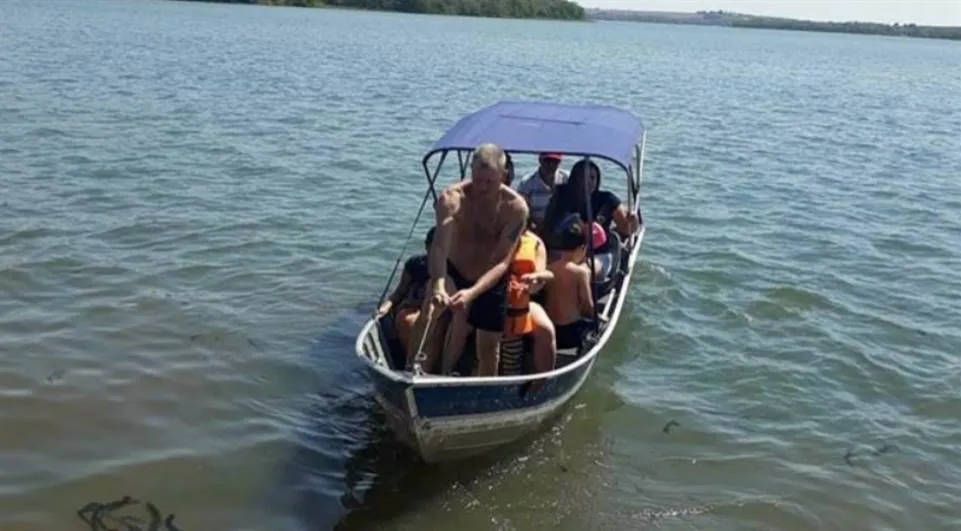  Tripulantes na embarcação pouco antes do acidente - Foto: WhatsApp Amigos da Notícia/Tanosite​