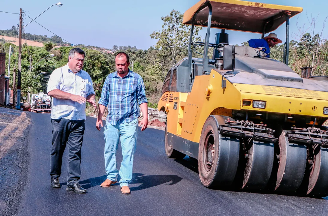 Prefeito acompanha de perto a obra de pavimentação. Foto: Assessoria 