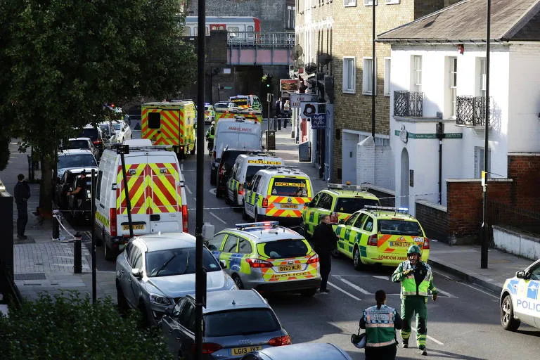 Polícia britânica se concentra na Estação Parsons Green, em Londres, após ato terrorista. (foto - reprodução/Folha de SP)