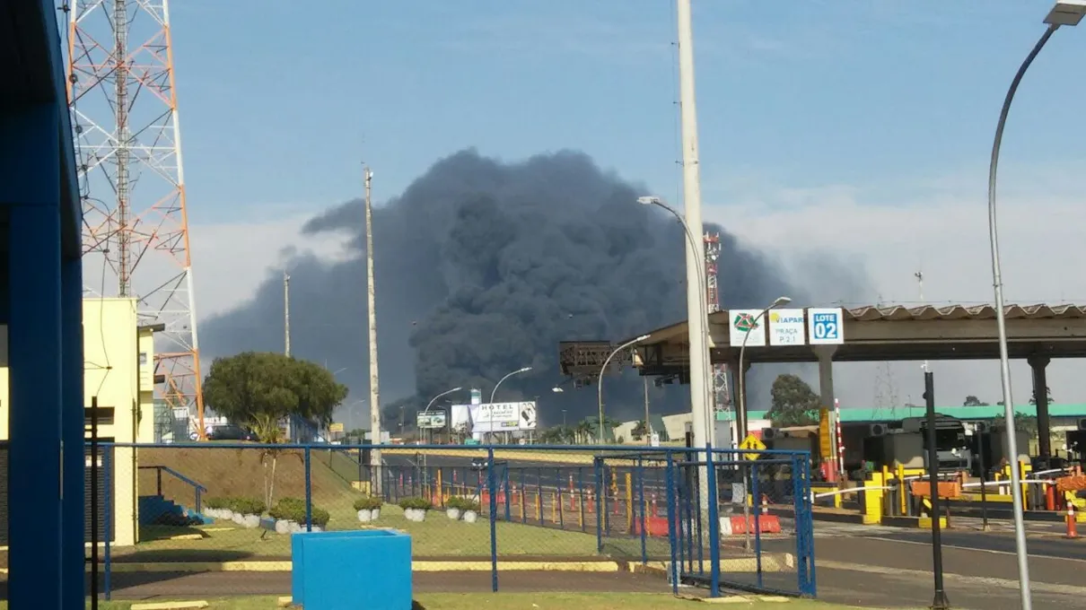 Uma grande nuvem de fumaça negra se formou no local do incêndio - Foto: Reprodução/Whatsapp