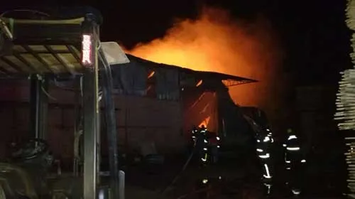 Incêndio na noite de sábado (17) destrói parte de fábrica de móveis em Arapongas - Foto: Reprodução/Youtube