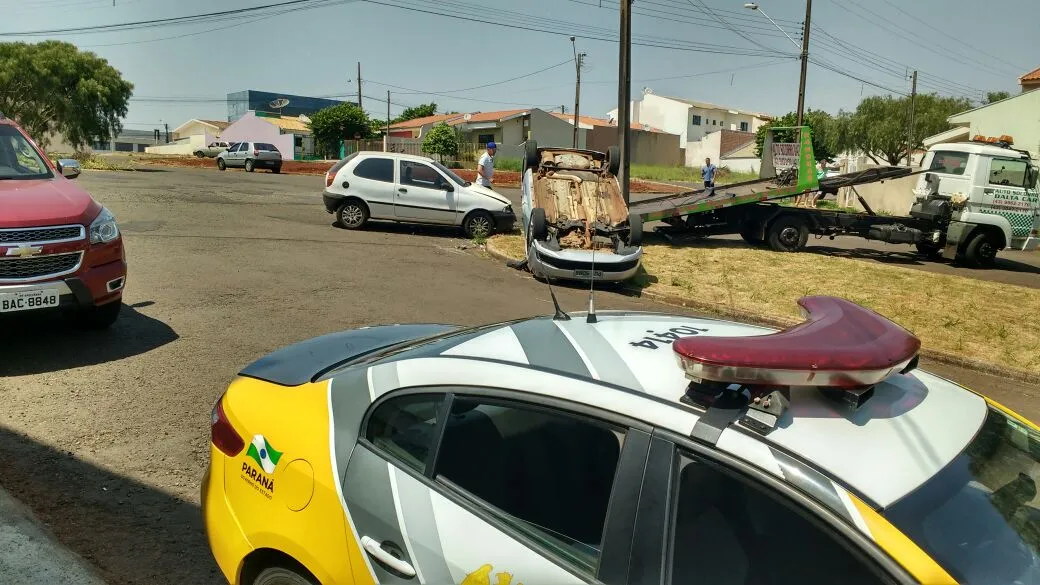 Carro capotou após colisão no Jardim Milani - motorista teve ferimentos leves - Foto - professor Narciso do Prado