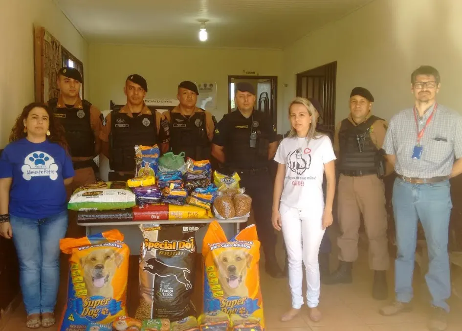 160 quilos de ração animal foram doados para duas ONGs de Arapongas. Foto: Divulgação PM
