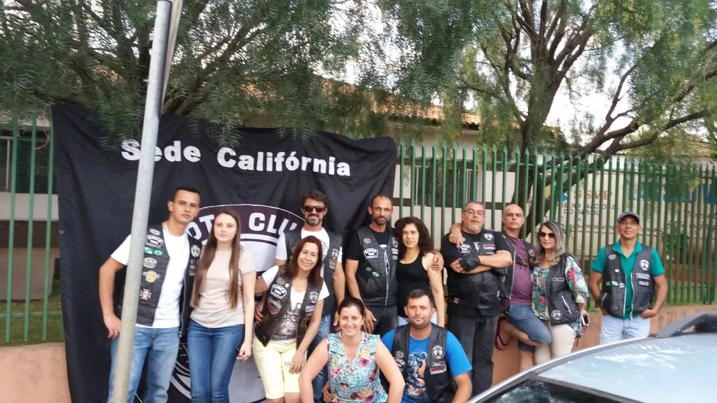 Motociclistas do Moto Clube Cobra, de Califórnia, durante a entrega