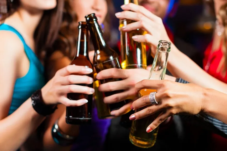 É crime vender de bebida alcoólica para crianças e adolescentes. Foro: Ilustração