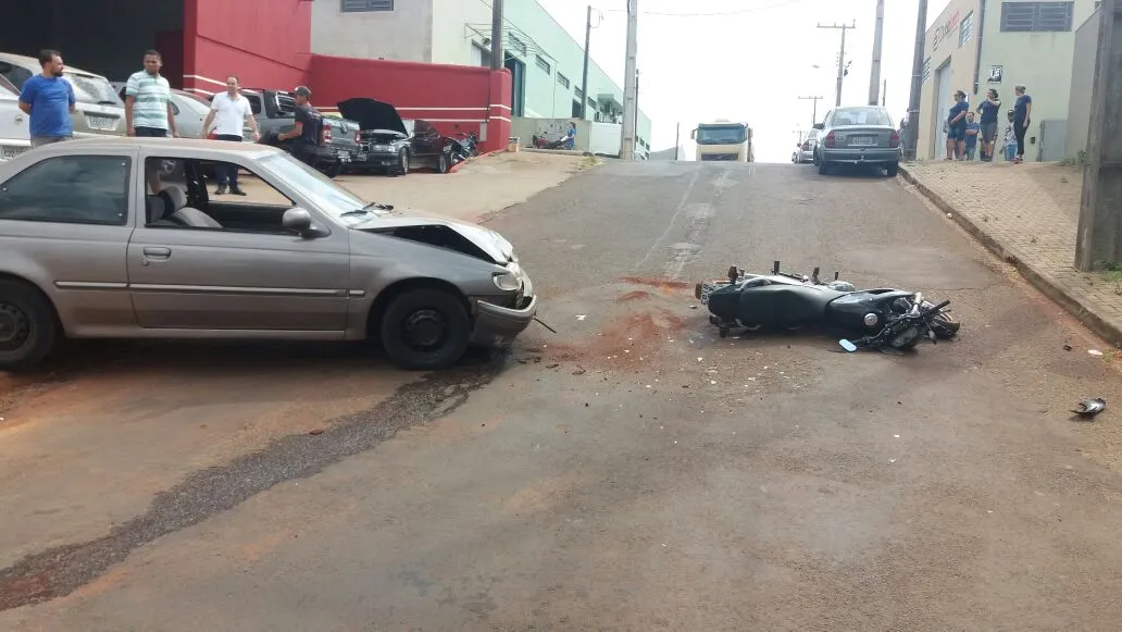 Carro e moto colidiram por volta das 14h30 desta terça-feira. Foto: Divulgação/GM
