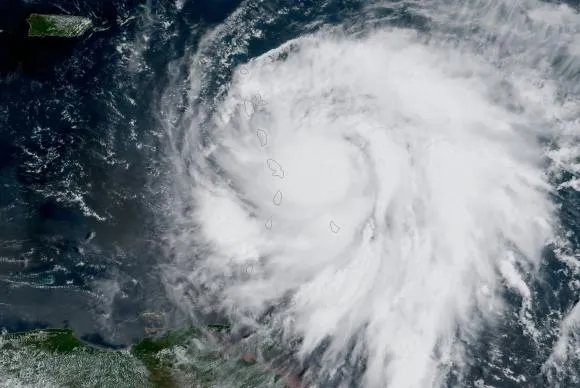  Olho do furacão Maria no Oceano Atlântico. (Foto - NOAA/EPA/EFE)