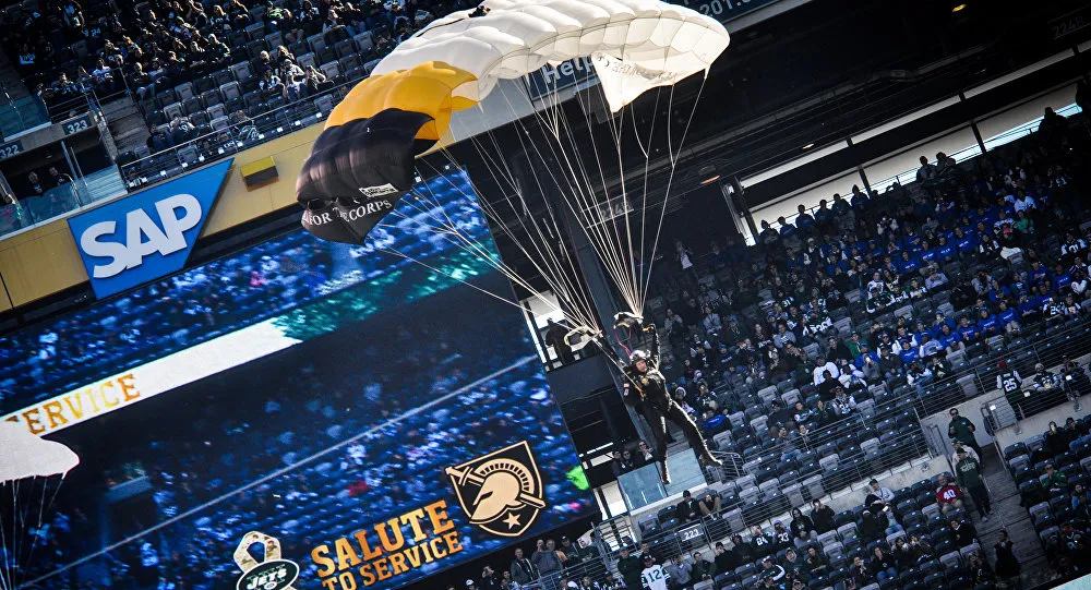 Paraquedista se chocou com parede durante apresentação em estádio Foto - CC0 / New Jersey National Guar