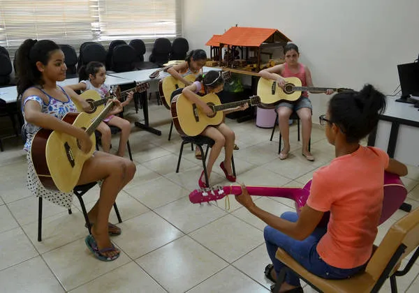 Estudantes do ensino fundamental passam por aulas de musicalização