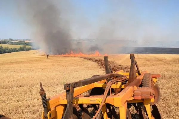 Incêndio queimou palha de trigo em Ivaiporã (Foto: Ivan Maldonado)