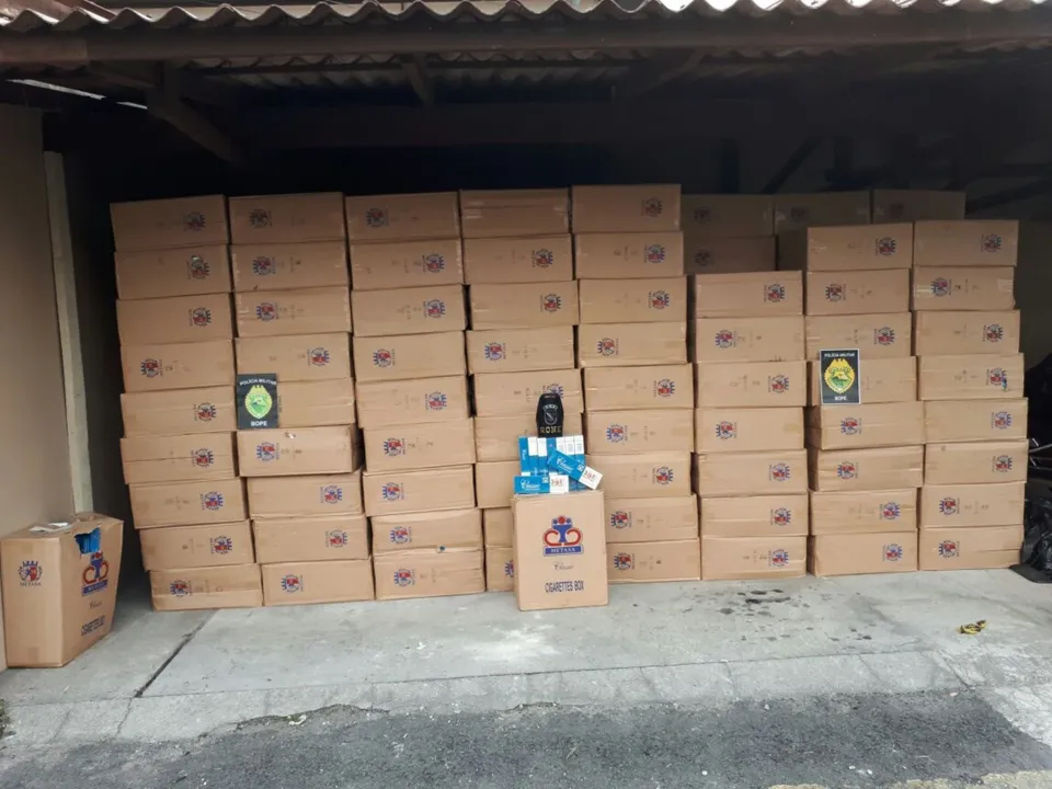 Policiais do Bope apreenderam 808 caixas de cigarro contrabandeado - Foto: Divulgação/Bope