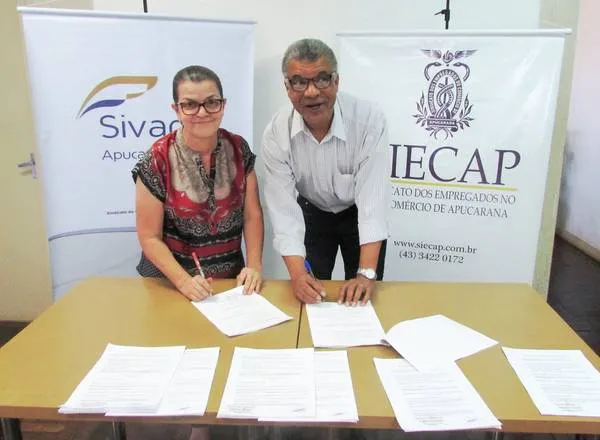 Aída Assunção, presidente do Sivana, e Anivaldo Rodrigues da Silva, presidente do Siecap, no ato de assinatura da CCT 2017/2018 (Foto: Divulgação)