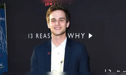
							Ator de ’13 Reasons Why’ se assume gay
						
						