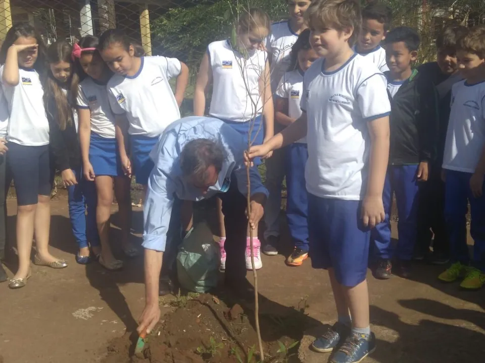 Secretaria de Meio Ambiente e Escolas Municipais realizam plantio de àrvores
