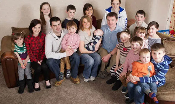 O casal Radford  com seus 20 filhos - Foto: REX/Express