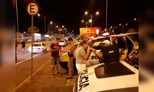 
							Em blitz educativa, motoristas são submetidos ao teste do etilômetro
						
						