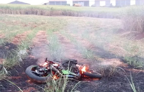 Moto pegou fogo após colisão e as chamas se alastraram até a vegetação seca - Foto - Reprodução - Whatsapp
