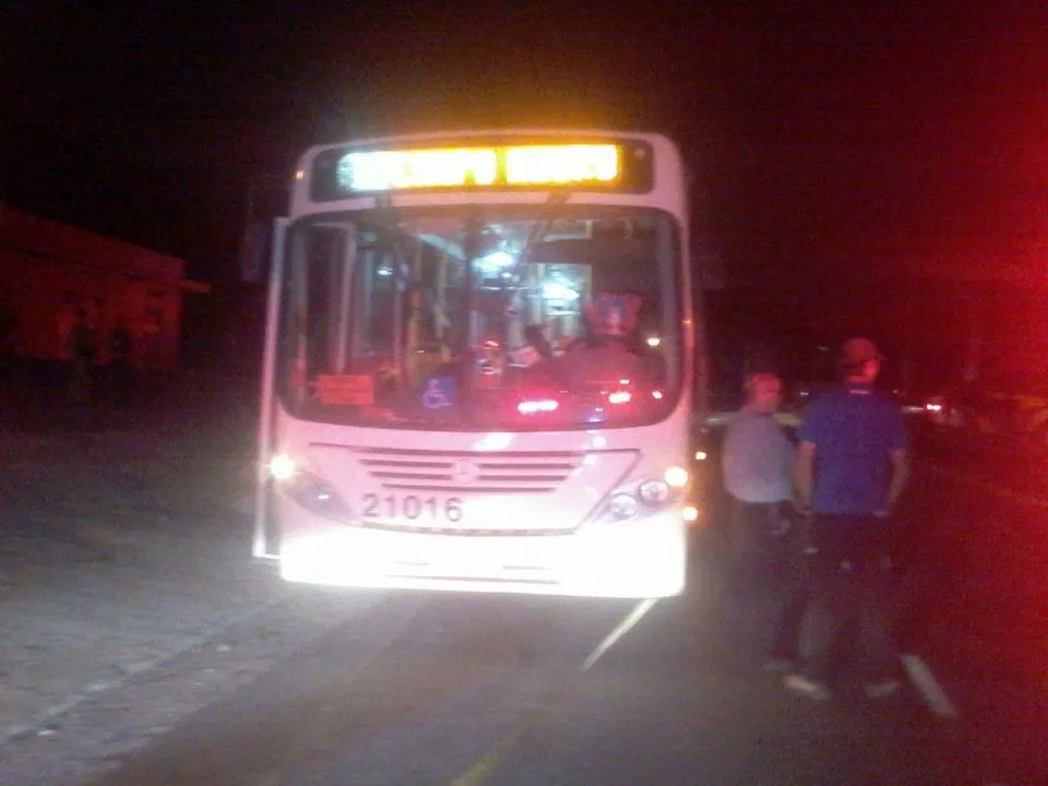 ​Uma passageira e um suspeito morreram e três pessoas foram feridas durante tentativa de roubo a ônibus- Foto: Reprodução/Banda B
