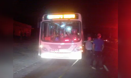 Duas pessoas morrem  e três são feridas em troca de tiros durante tentativa de roubo a ônibus