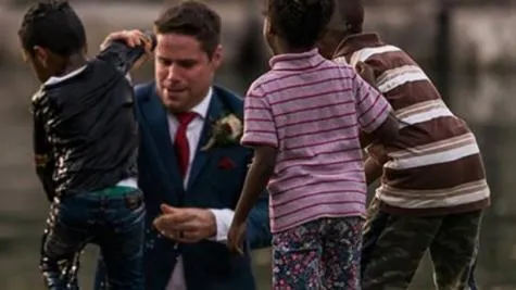 Noivo abandonou sessão de fotos e pulou no lago com roupa de gala para salvar o menino. Foto: Darren Hatt