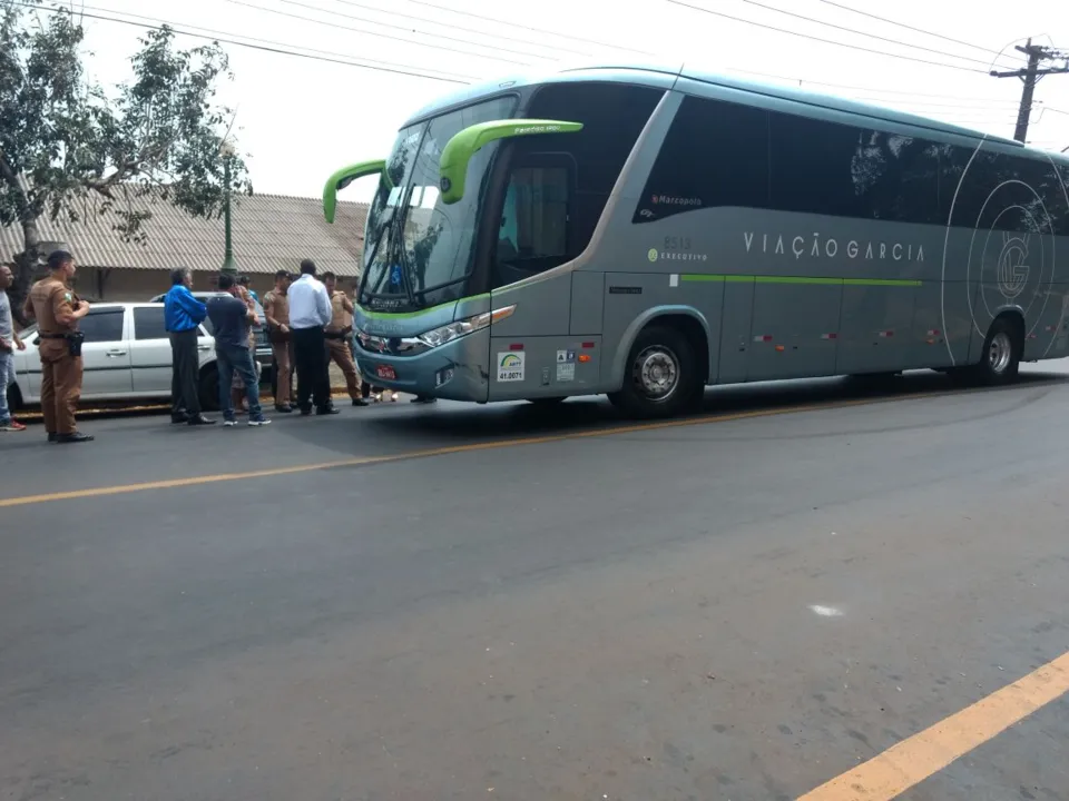 Ônibus e carro se envolveram em colisão na Barra Funda - Foto: Reprodução/Whatsapp