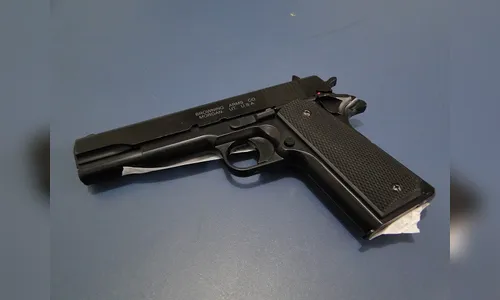 Vítima dá surra de vassoura em assaltante após arma de brinquedo quebrar