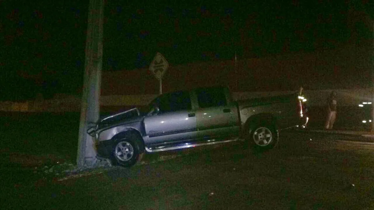 Após a batida o veículo atingiu um poste. (foto- reprodução/whatsapp)