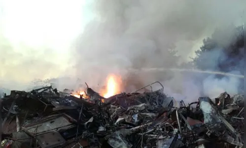 Fogo atinge deposito de material reciclavel em Jandaia