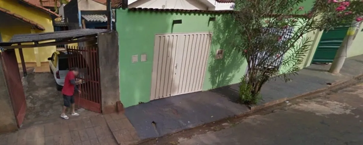 Falecido foi fotografado varrendo a casa do irmão. Foto: Google Street View