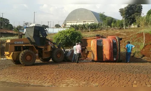 Caminhão da prefeitura tomba em Borrazópolis 