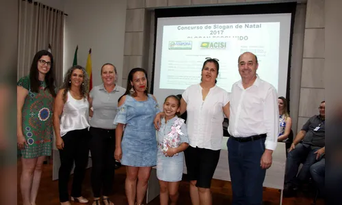 Estudante recebe prêmio do concurso slogan de natal de Ivaiporã 