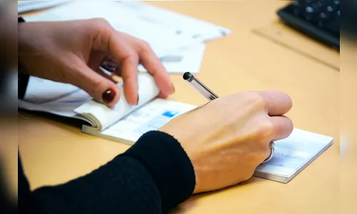 Pasta com cheques e documentos é furtada de veículo no centro