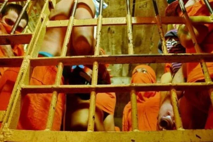 Cadeia pública de Almirante Tamandaré tem capacidade para seis presos, mas abriga 26 detentos  - Foto: TNONLINE