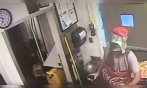 Ladrão fantasiado de garrafa de refrigerante assalta lanchonete; veja vídeo 